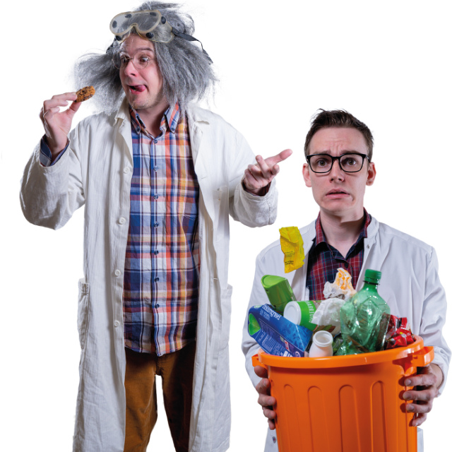 Zwei Schauspieler mit Müllkübel