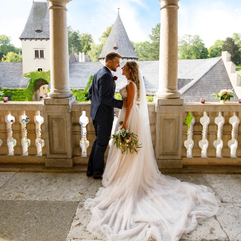 Hochzeitspaar am Balkon vom Schloss Ottenstein