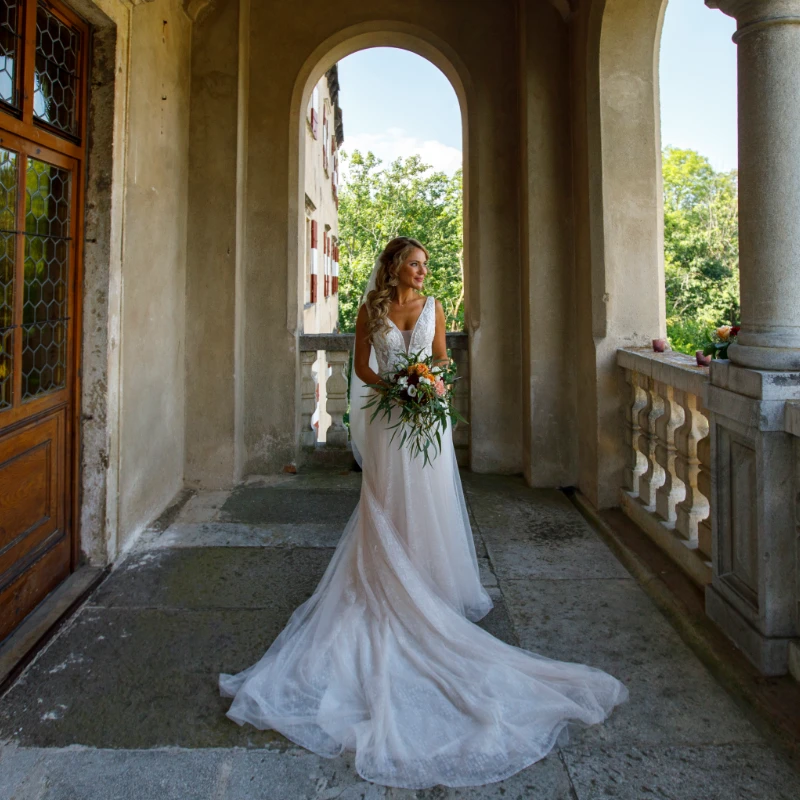 Braut mit Brautkleid am Balkon vom Schloss Ottenstein